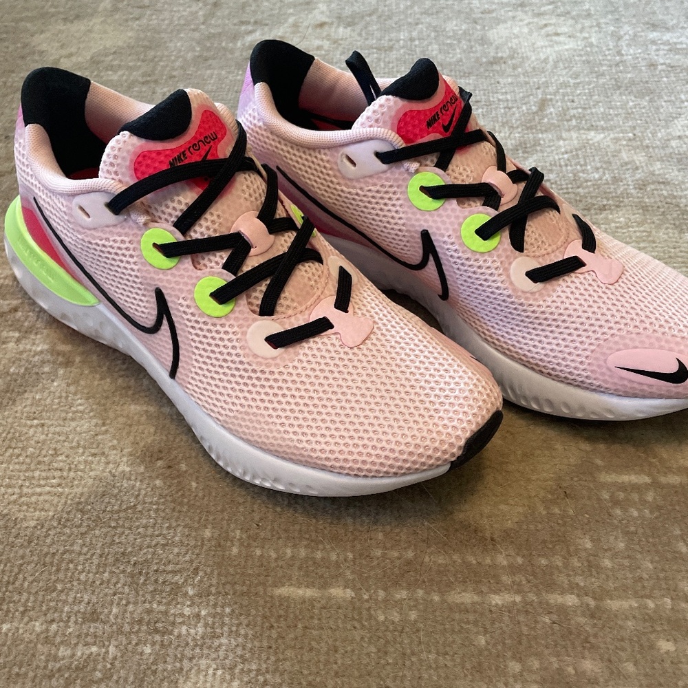 NWT Womens Nike Renew Sneakers